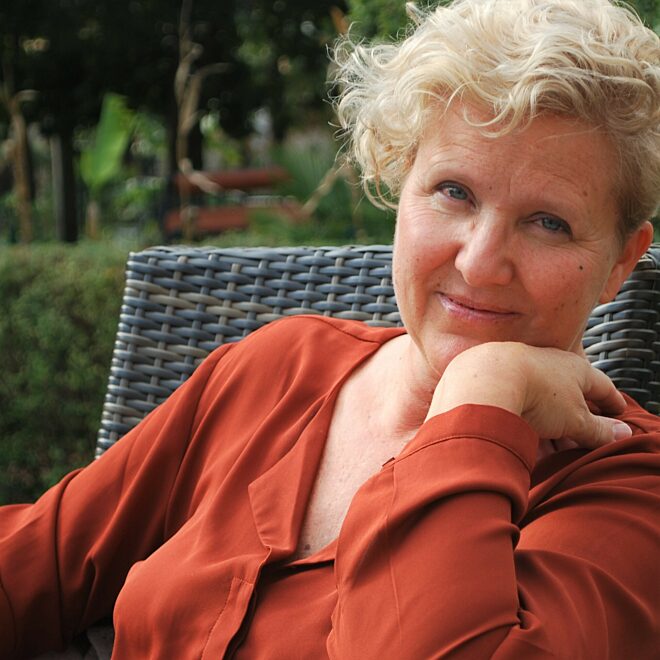 Kristine buiten in rieten zetel