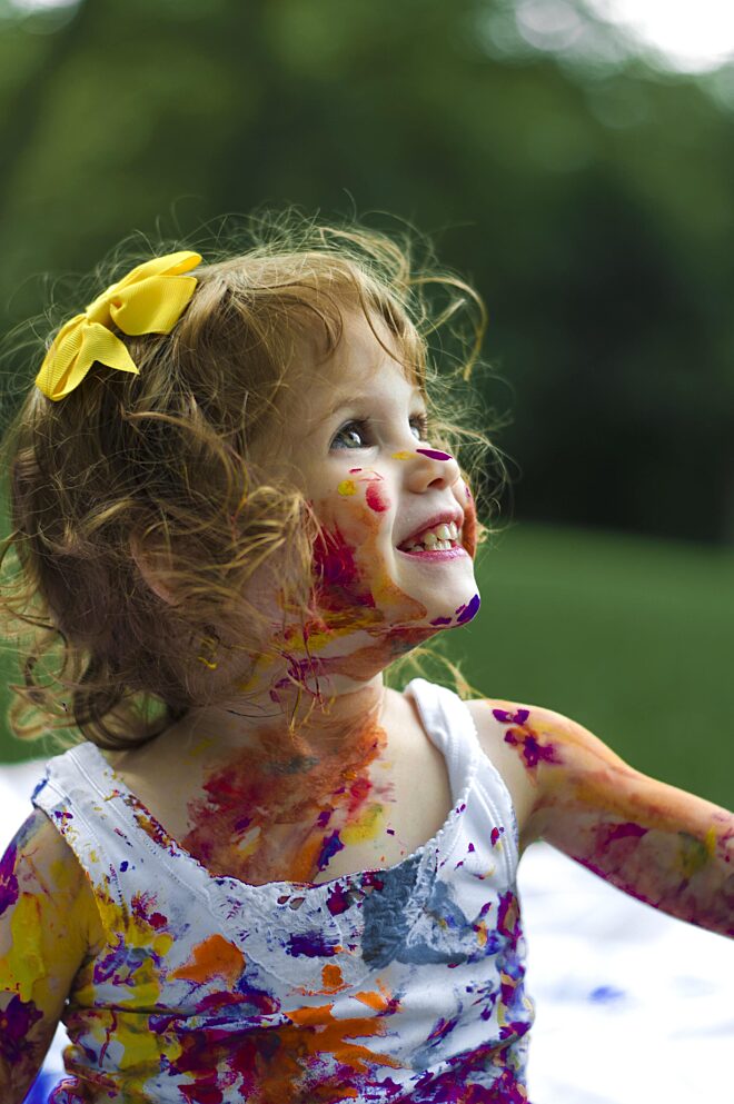 Kind met verf